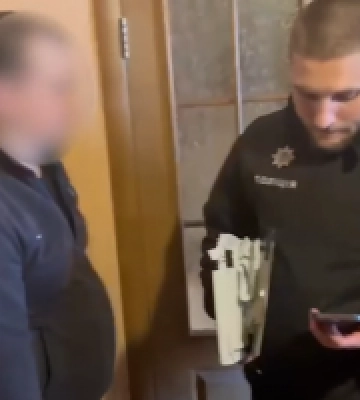На Київщині затримали шахрая, який оформлював кредити на зниклих безвісти і полонених військових (фото, відео)