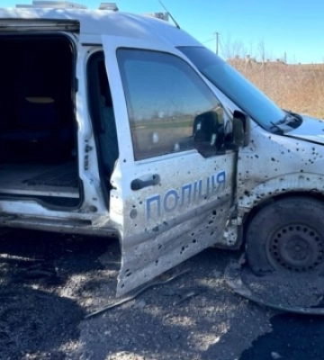 Автівки з поліцейськими та волонтерами потрапили під ворожий обстріл на Херсонщині, є поранені, - Нацполіція. ФОТО