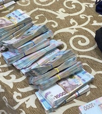 Бронежилет із грошей: у пункті пропуску на Одещині затримали пасажира з 2,2 мільйона - фото