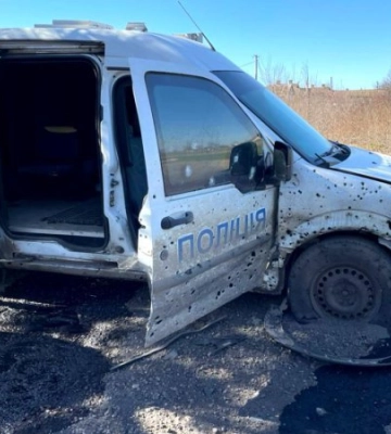 Автівки з поліцейськими та волонтерами потрапили під ворожий обстріл на Херсонщині, є поранені, - Нацполіція. ФОТО