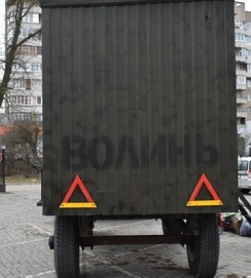 Для волинян, які воюють на Сході, з причепа зробили баню на колесах 