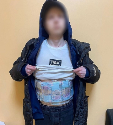 «Бронежилет» з готівки: Прикордонники затримали чоловіка, який хотів провезти в Україну з Румунії ₴2,2 мільйони