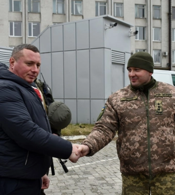 Жителі Луцького району з вантажівки зробили баню на колесах для військових