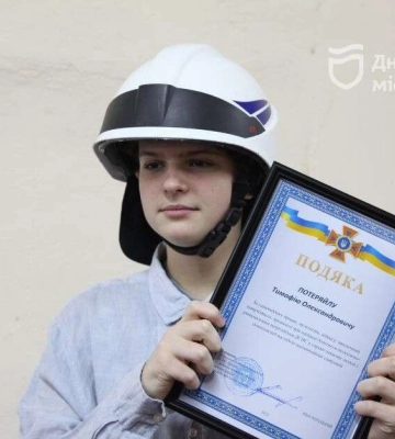 «Я не зміг пройти повз»: у Дніпрі нагородили семикласника, який розбирав завали будинку на Перемозі