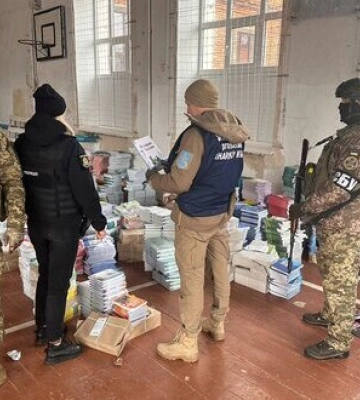 Сотни российских учебников обнаружили в деоккупированном Волчанске Харьковской области. ФОТО