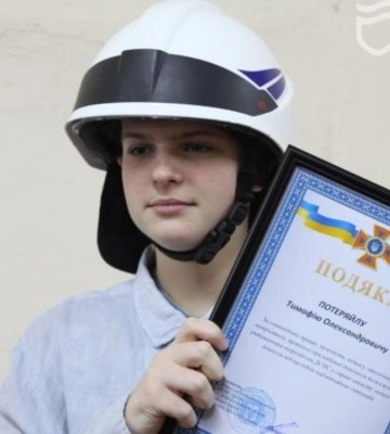 «Я не зміг пройти повз»: у Дніпрі нагородили семикласника, який розбирав завали будинку на Перемозі
