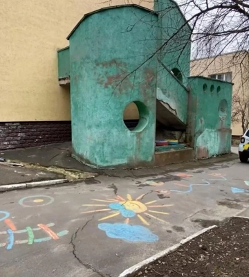 Смерть в дитсадку Рівного: охоронця закладу знайшли мертвим на сходах садка (ВІДЕО)