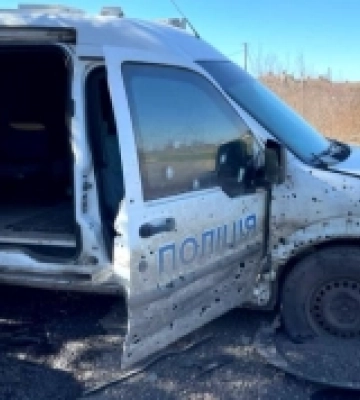 На Херсонщині поліцейські та автомобіль із волонтерами потрапили під ворожий обстріл