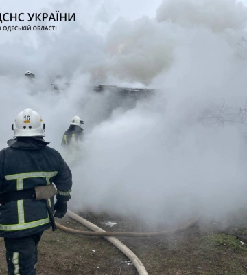 Згорів гараж з автомобілем: рятувальники Одещини близько 30 хвилин боролись з вогнем, - ФОТО, ВІДЕО