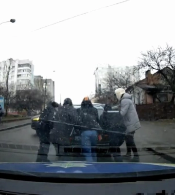 У Рівному патрульні допомогли водію прибрати несправне авто з дороги