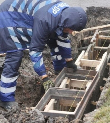 В Днепре коммунальщики приводят в порядок дождеприемную сеть