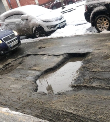 У центрі Чернівців утворилася вибоїна такого розміру, що автівки зачіпляють дном асфальт