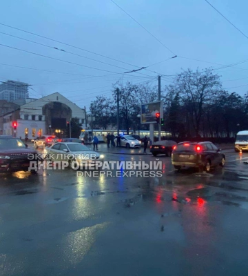 У Дніпрі біля оперного театру мікроавтобус мало не зніс людей на тротуарі: відео моменту ДТП