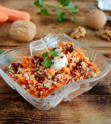 Рецепт салата с изюмом и сметаной
