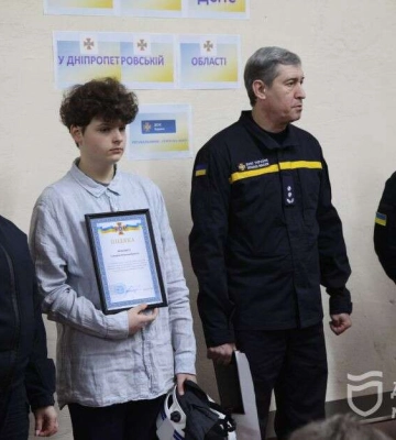 Рятувальники Дніпра нагородили семикласника, який розбирав завали після ракетного удару по будинку на Перемозі