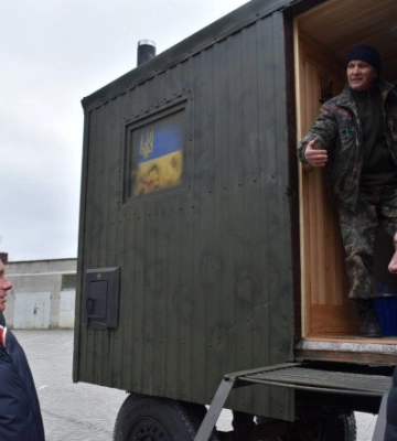 Для волинян, які воюють на Сході, з причепа зробили баню на колесах 