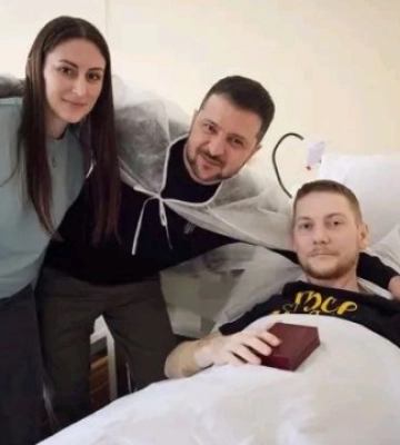 Президент нагородив орденом пораненого в бою журналіста Максима Веприка