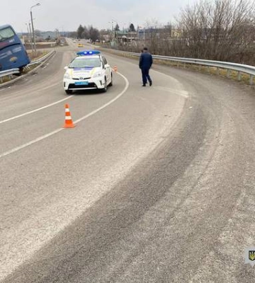 На трасі Київ – Одеса рейсовий автобус злетів з дороги: кадри з місця події