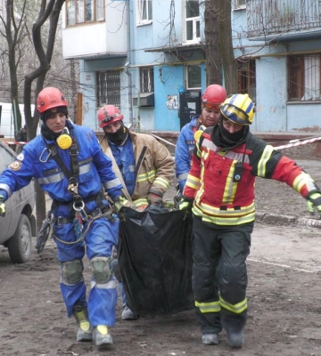 У Запоріжжі триває ліквідація наслідків ракетного удару по житловому будинку 