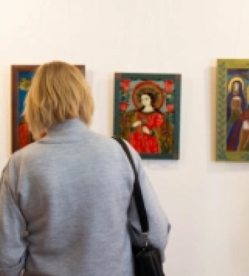 Ікони на склі: у Луцьку відкрили виставку «Заквітчані образи». ФОТО