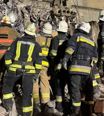 Із-під завалів будинку у Запоріжжі дістали ще три тіла, кількість загиблих зросла до 10