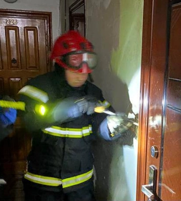 У Луцьку трирічна дівчинка зачинилася в квартирі – викликали рятувальників