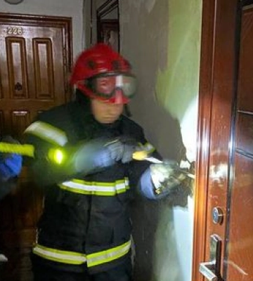 У Луцьку трирічна дівчинка зачинилася в квартирі – викликали рятувальників