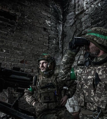 Украинская оборона Бахмута под сильным давлением, в городе разрушены два ключевых моста — британская разведка