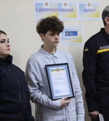 У Дніпрі нагородили школяра, який розбирав завали на Перемозі