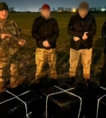 На кордоні затримали двох жителів Чопа, що намагалися незаконно доправити майже 4 тисячі пачок сигарет до Угорщини. ФОТО