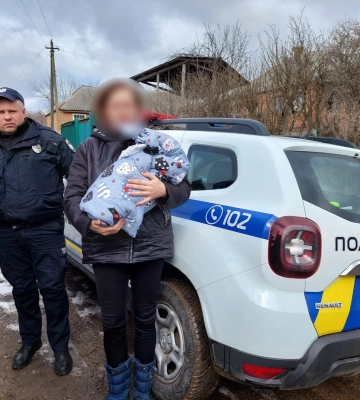 На Сумщині поліцейські допомогли породіллі дістатися додому