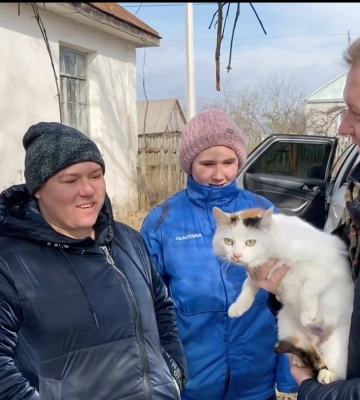 Сім’я переселенців прихистила кішку, яку знайшли на рівненській заправці