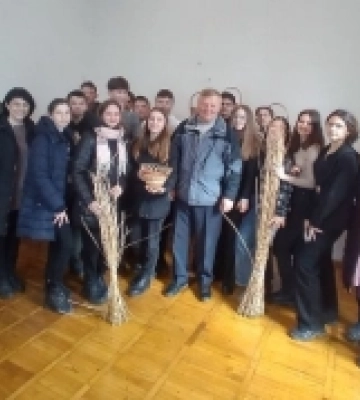 У Корці для школярів провели майстер-клас з лозоплетіння