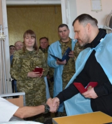 Клименко відвідав поранених захисників у львівському госпіталі та вручив їм нагороди