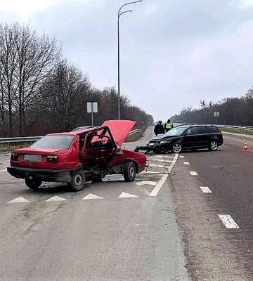 Смертельна аварія на трасі «Київ-Чоп»: водій автомобіля «Volkswagen Jetta» зіткнувся з «Volvo V50» (ФОТО)