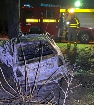 ДТП в Полтавской области: авто врезалось в дерево и загорелось, погибли трое
