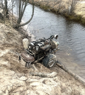 На півночі Рівненщини поліцейські вилучили 4 мотопомпи для добування бурштину