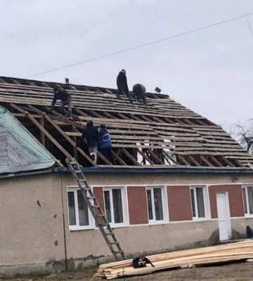 У громаді на Рівненщині ремонтують покрівлю їдальні ліцею