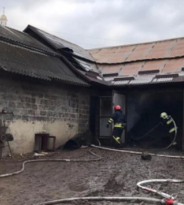 У Львівському районі пожежники врятували від вогню дві будівлі та трактор (ФОТО)