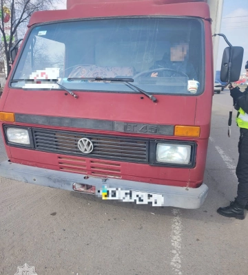 Одеські патрульні знайшли автозаправний комплекс у кузові вантажівки, - ФОТО