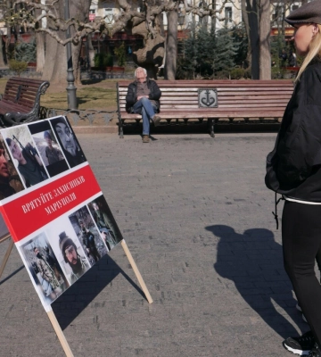 Не бачилися майже рік: в Одесі дружини військовополонених захисників Маріуполя організували фотовиставку, - ФОТО