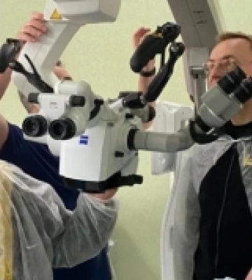Львівський госпіталь отримав мікроскоп для нейрохірургічних операцій, аналогів якому нема в Україні