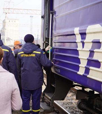 Закарпатські рятувальники зустріли евакуаційний потяг зі сходу України