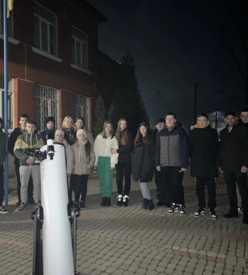 На Тячівщині у ліцеї вчителі фізики та географії організували перегляд через телескоп неймовірно красивий Парад планет