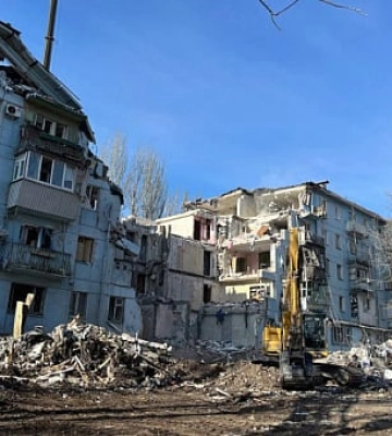 Ракетний удар по будинку в Запоріжжі: з-під завалів дістали родину з немовлям