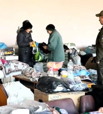У громаді на Дніпропетровщині майстрині виготовляють теплі речі для військових, а поліцейські доставляють їх на передову
