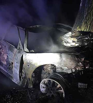 На Полтавщині авто врізалося у дерево та загорілося, є жертви