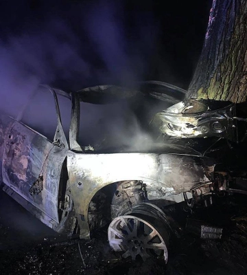 На Полтавщині авто врізалося в дерево і спалахнуло: загинули троє