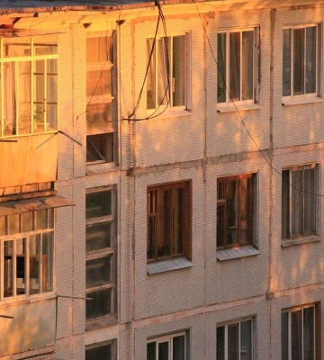 У Дніпрі на Поля жінка випала з вікна багатоповерхівки