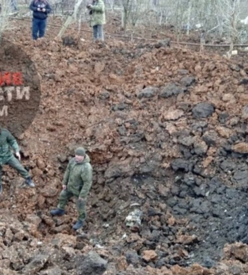 Жители крымского поселка после ночных взрывов обнаружили большую воронку